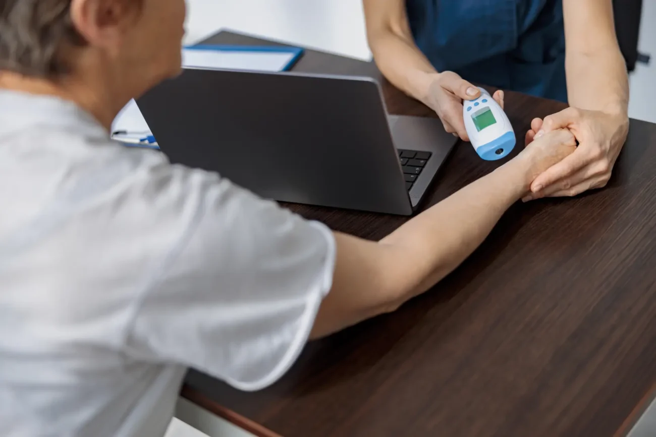 Diabetes-Wert messen am Patienten